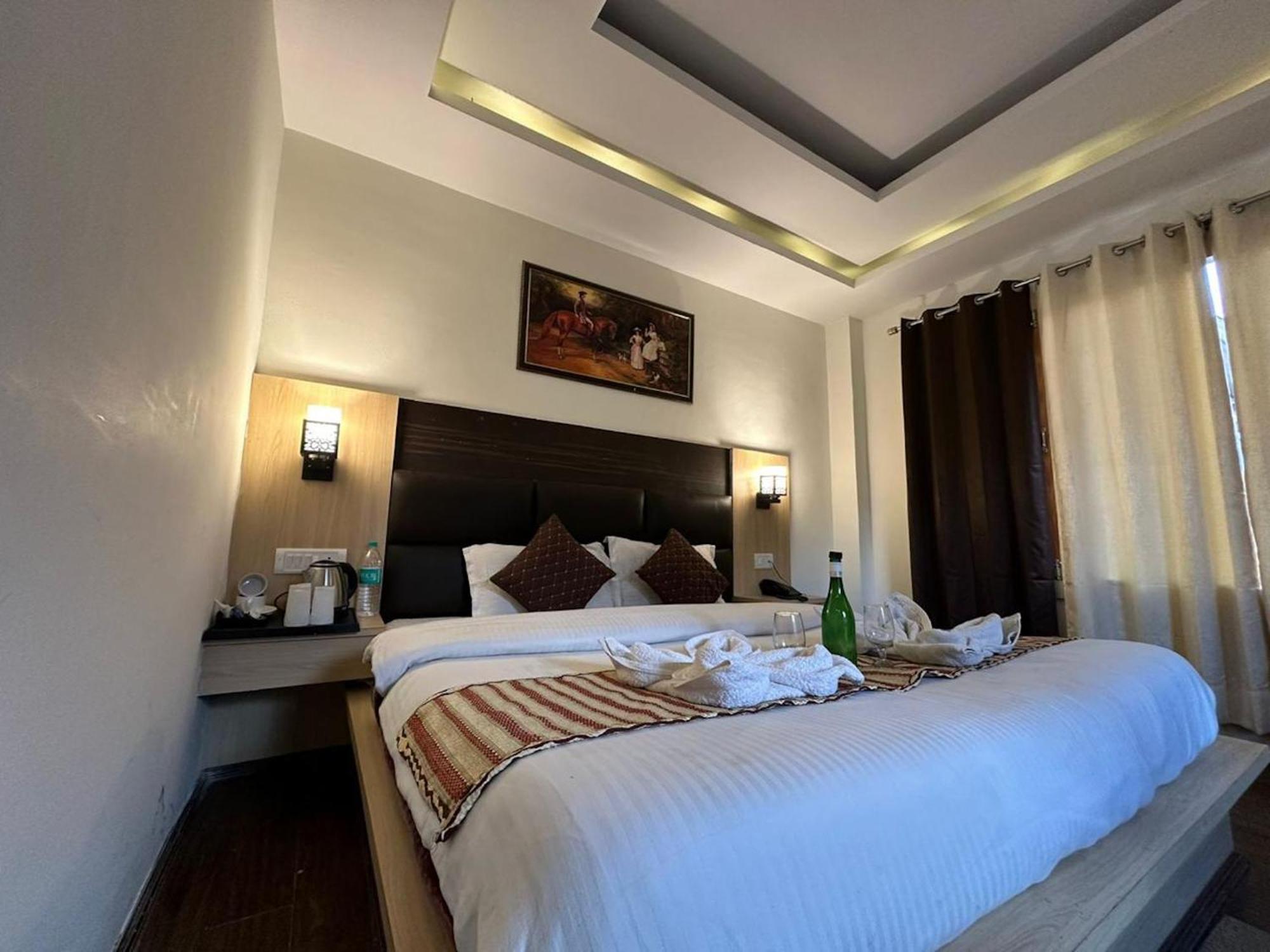 Hotel Manali Queen Eksteriør bilde