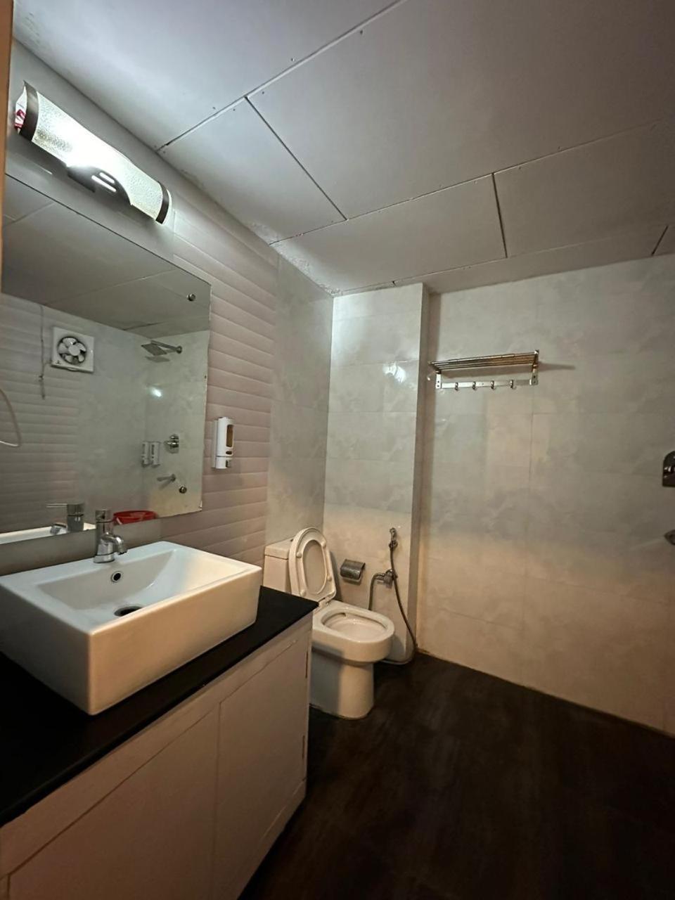 Hotel Manali Queen Eksteriør bilde