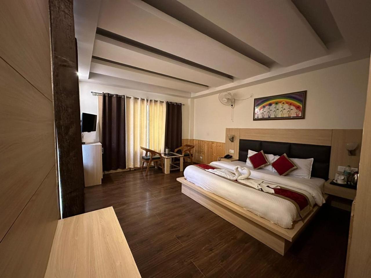 Hotel Manali Queen Eksteriør bilde